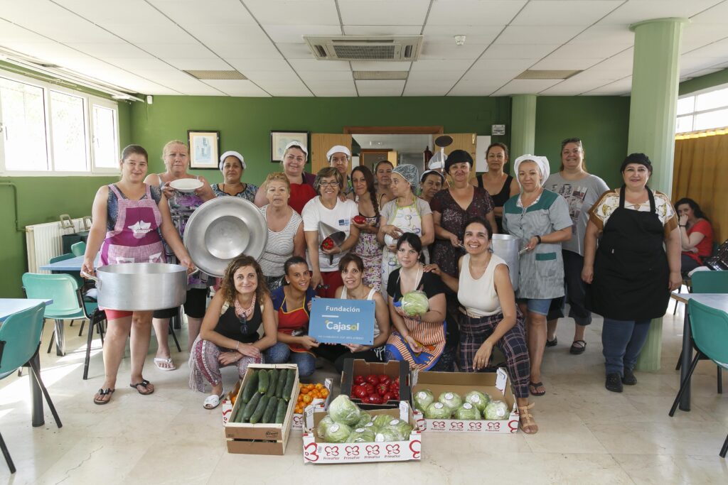 La Fundación Cajasol apoya la cocina solidaria de la ONG Movimiento Mediador en Las Tres Mil Viviendas