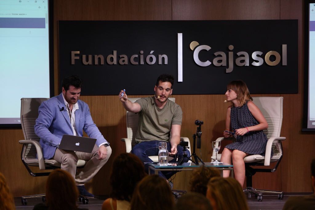 Manuel Blanco, Julio Muñoz y Anita Botwin, en el ciclo Fundación Cajasol en un Tuit