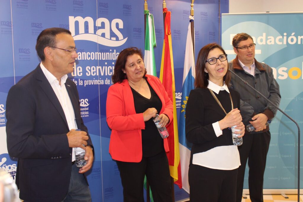 Las hermandades del Rocío reciben 30.000 botellas de agua de manos de Giahsa y la Fundación Cajasol en Huelva