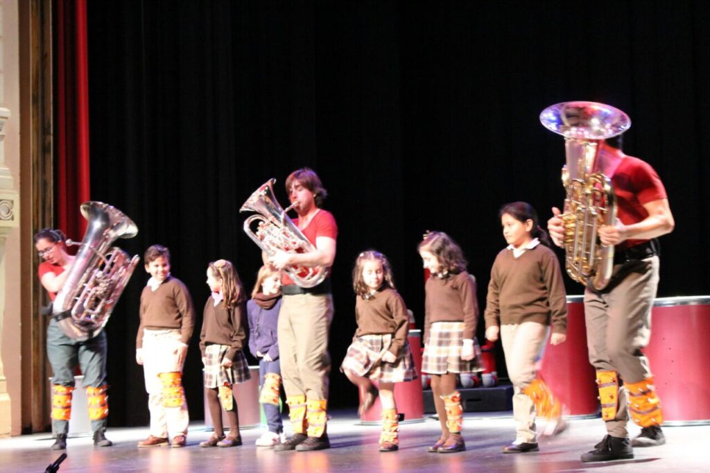 Más de mil escolares onubenses disfrutan y aprenden con el concierto de tubos y tubas