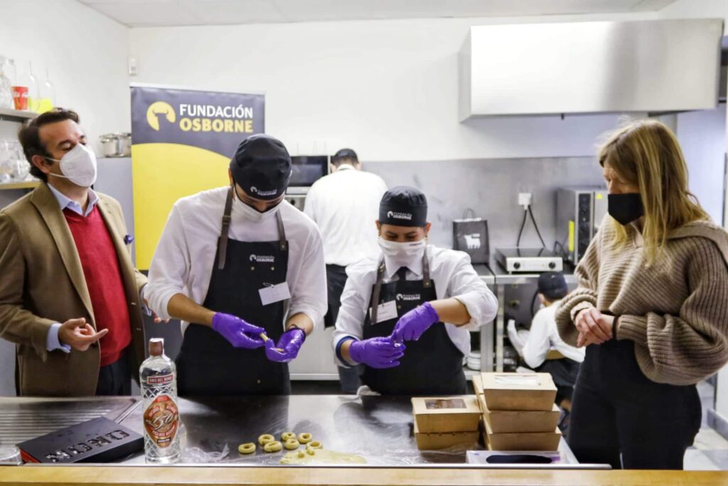 La Fundación Osborne presenta en la sede de la Fundación Cajasol en Cádiz su ‘Escuela Gastro’ para ayudar a los jóvenes a incorporarse al mundo laboral