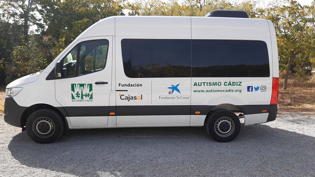 La Fundación Cajasol y Fundación ‘la Caixa’ entregan un vehículo adaptado para dar una mejor atención y facilidades a las personas con TEA en la provincia de Cádiz