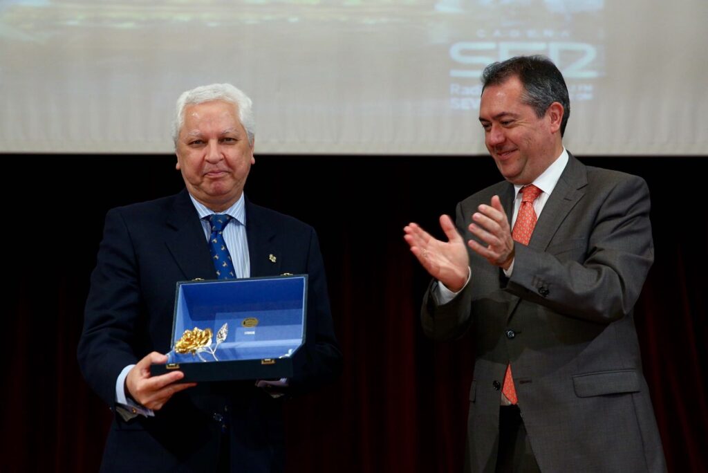 Entrega de la Rosa de Pasión del programa Cruz de Guía de Radio Sevilla a la Hermandad de Los Estudiantes