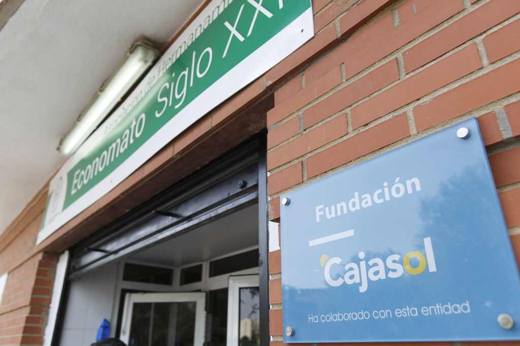 La Fundación Cajasol ayuda a la Asociación de Hermanamientos con su labor en Economatos Sociales