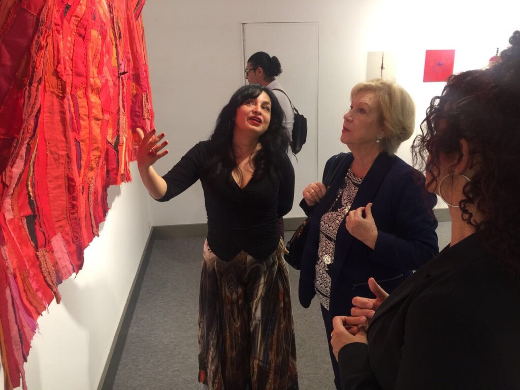 Natalie Rocha expone el universo de ‘Entretelas’ en la sala Plus Ultra de la Fundación Cajasol en Huelva hasta el 12 de mayo