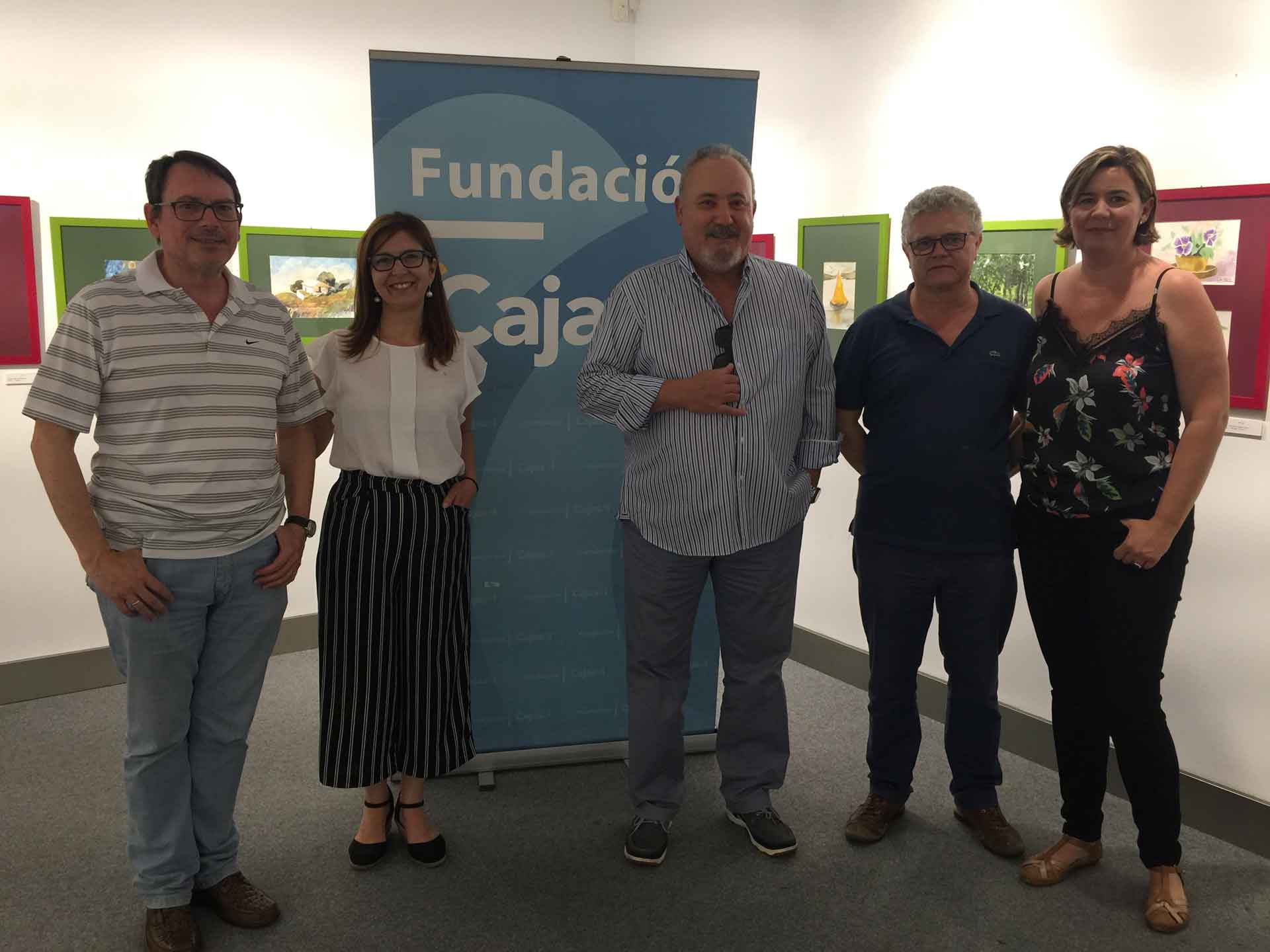 La exposición 'Taller de Acuarelas', inaugurada por la delegada de la Fundación Cajasol en Huelva, Matilde Valdivia, junto al coordinador de Salud Mental de Huelva, Juan José Mancheño, y el responsable del taller, Camilo Bel