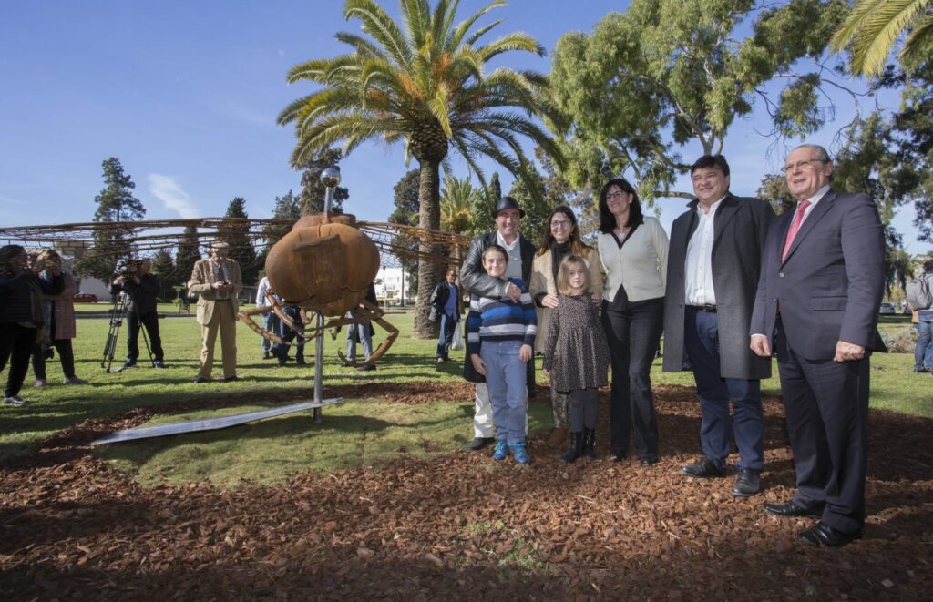 La escultura del onubense Víctor Pulido ‘Imago’ ya luce en los jardines del Campus de El Carmen
