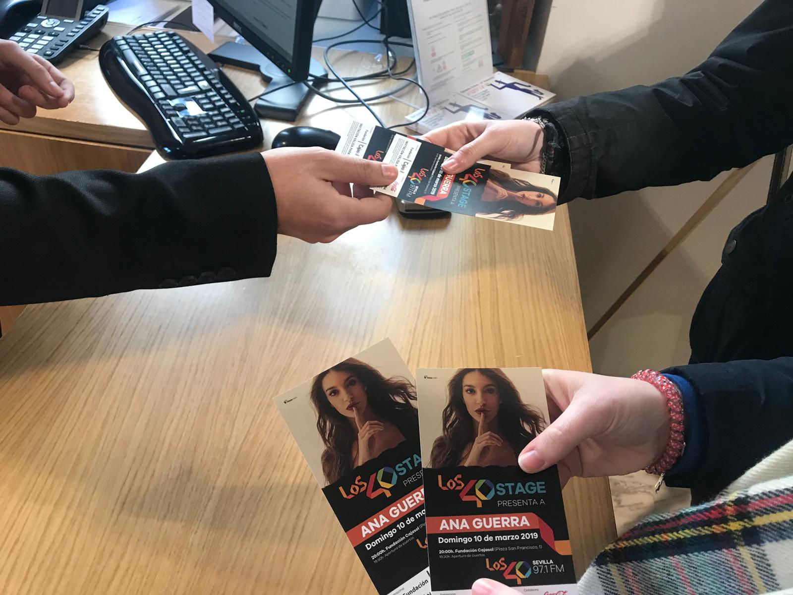Entrega de invitaciones para el concierto de Ana Guerra en Sevilla dentro de 'Los 40 Stage'