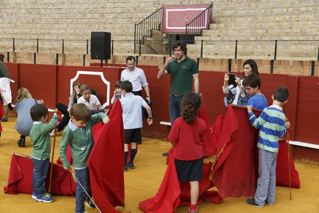 Niños, jóvenes y adultos disfrutan del II Taller de Tauromaquia en La Maestranza