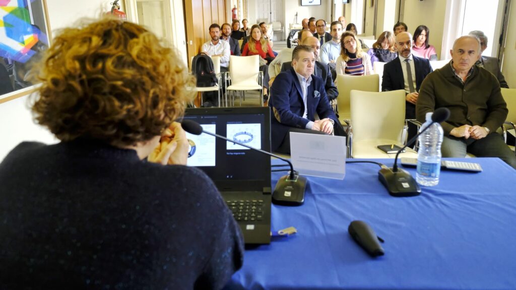 El público, muy atento a las explicaciones de los ponentes