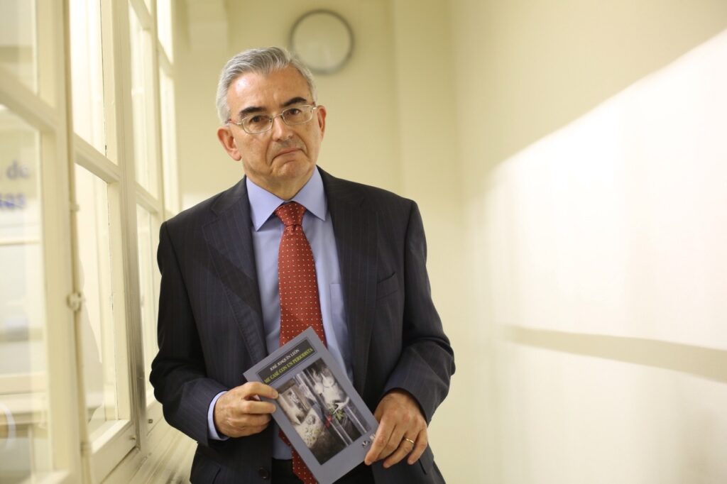 José Joaquín León presenta su primera novela en la sede de la Fundación Cajasol en Cádiz