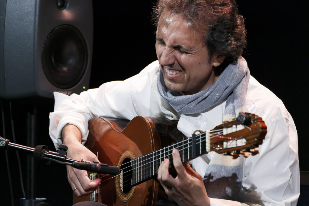 La guitarra de Juan Carlos Romero te conduce al ‘Paseo de los Cipreses’ en los Jueves Flamencos de la Fundación Cajasol