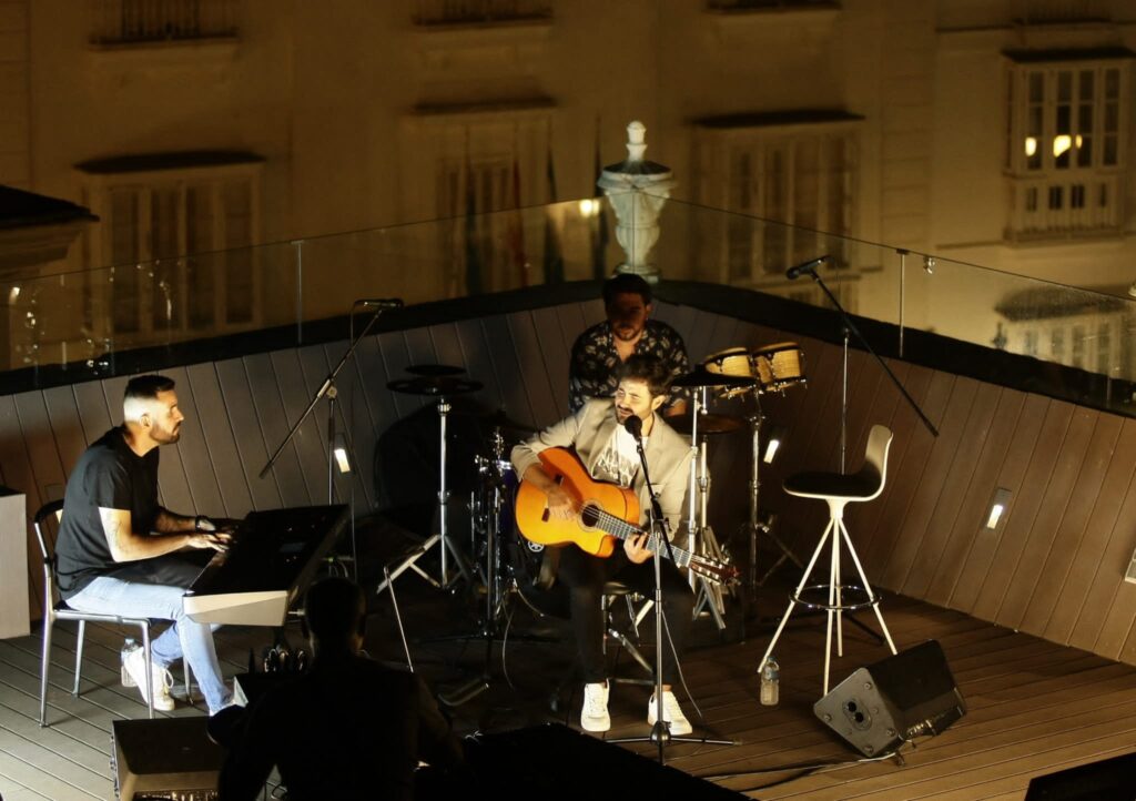 Las ‘Transversiones’ de Juan José Alba, en las ‘Noches en la Azotea’ de la Fundación Cajasol en Cádiz: Talento alabado por Alejandro Sanz