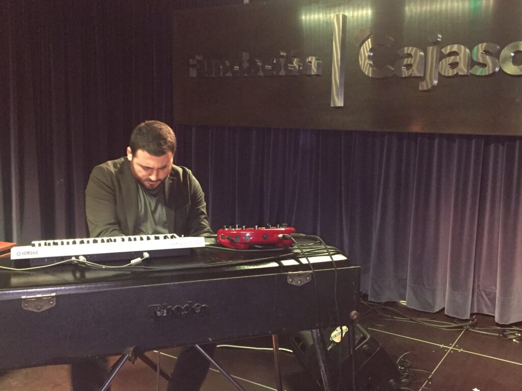 El pianista Juan Pérez Rodríguez experimenta con el flamenco y la electrónica en ‘Los Jueves en la Cuarta’ de la Fundación Cajasol en Huelva