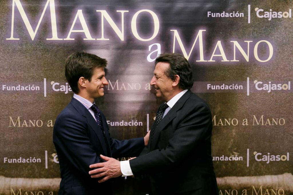 EN VÍDEO: El Juli y Alfonso Ussía, un ‘Mano a Mano’ «inteligente y con corazón» en la Fundación Cajasol