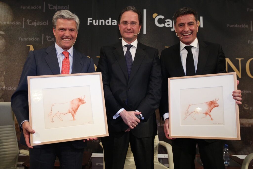 Espartaco y Míchel conectan toros y fútbol en el 32º ‘Mano a Mano’ de la Fundación Cajasol