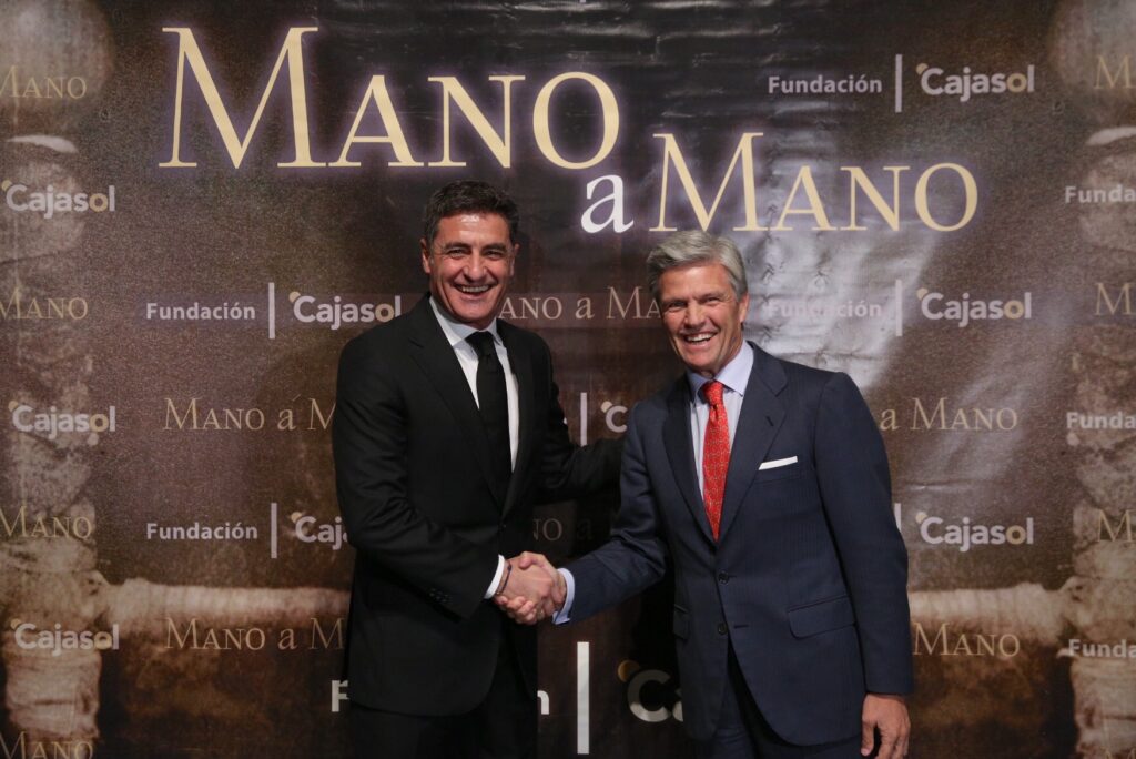 EN VÍDEO: Espartaco y Míchel conectaron toros y fútbol en el 32º Mano a Mano de la Fundación Cajasol