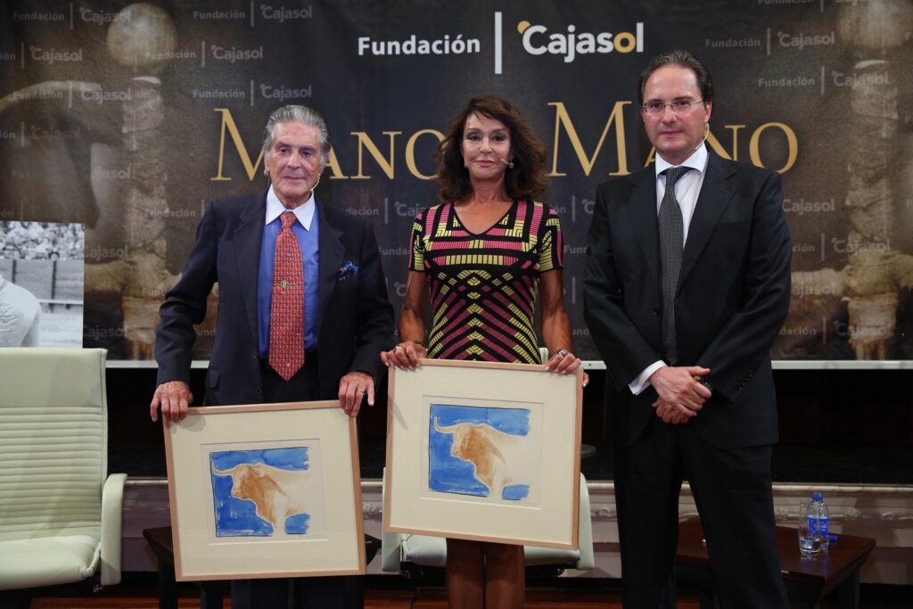 Jaime Ostos y María Ángeles Grajal inauguran la nueva temporada de los ‘Mano a Mano’ de la Fundación Cajasol