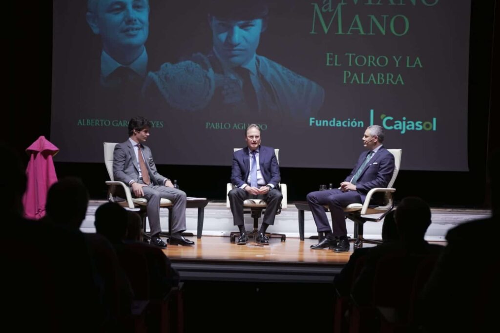 Pablo Aguado y Alberto García Reyes, ‘Mano a Mano’: una mirada al toro desde el periodismo y la literatura en la Fundación Cajasol