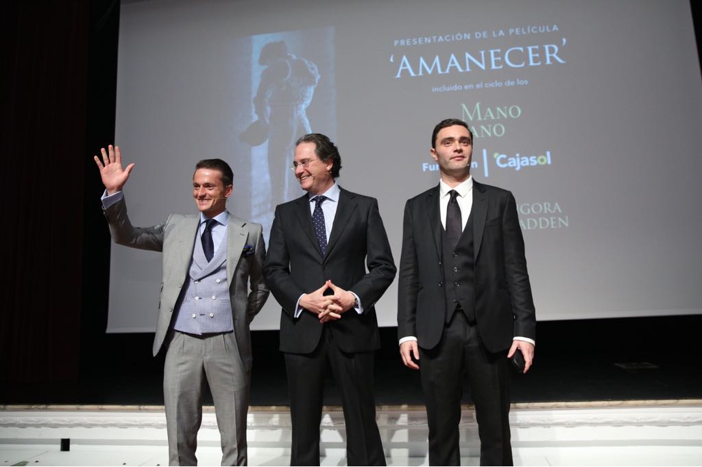 El torero Lama de Góngora saluda al público junto a Samuel Mac Fadden y el presentador del acto, José Enrique Moreno