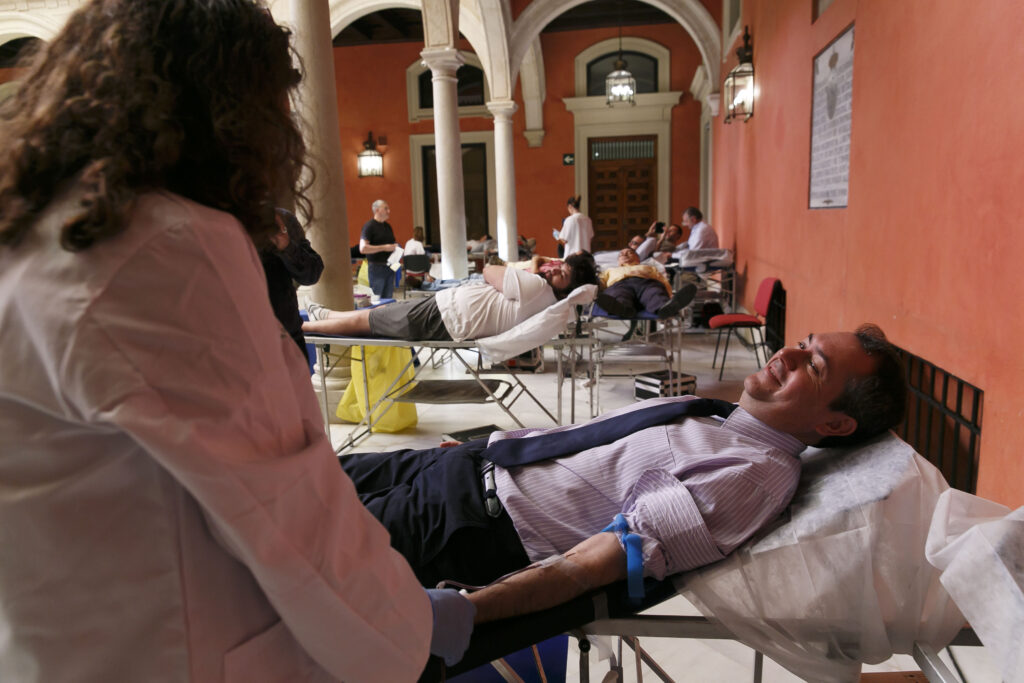 El Centro de Transfusión celebra el Día Mundial del Donante con una donación en la sede de Fundación Cajasol