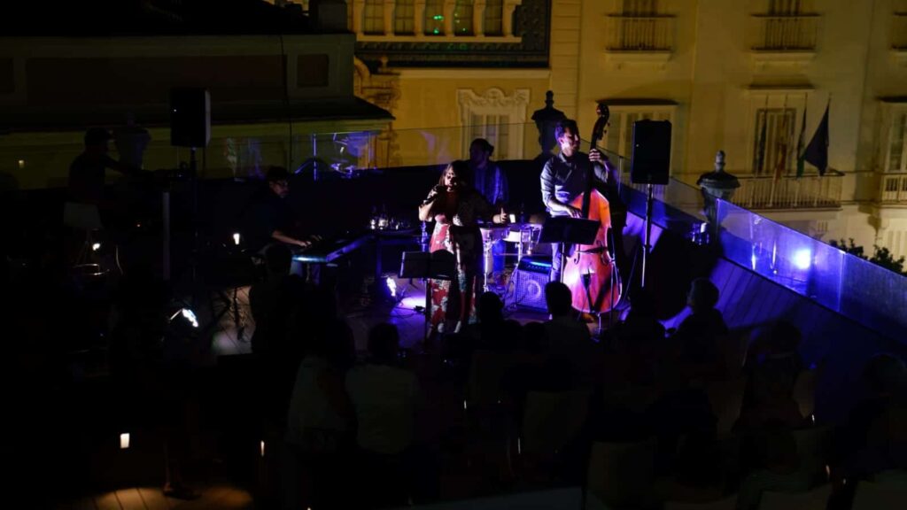 Milian Oneto y su encantadora voz brindan una noche especial en la azotea de la Fundación Cajasol en Cádiz