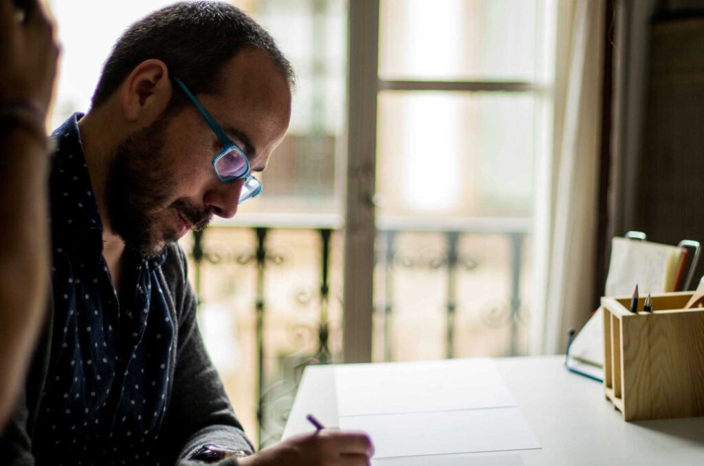 Óscar Ortiz Marzo, en su estudio trabajando