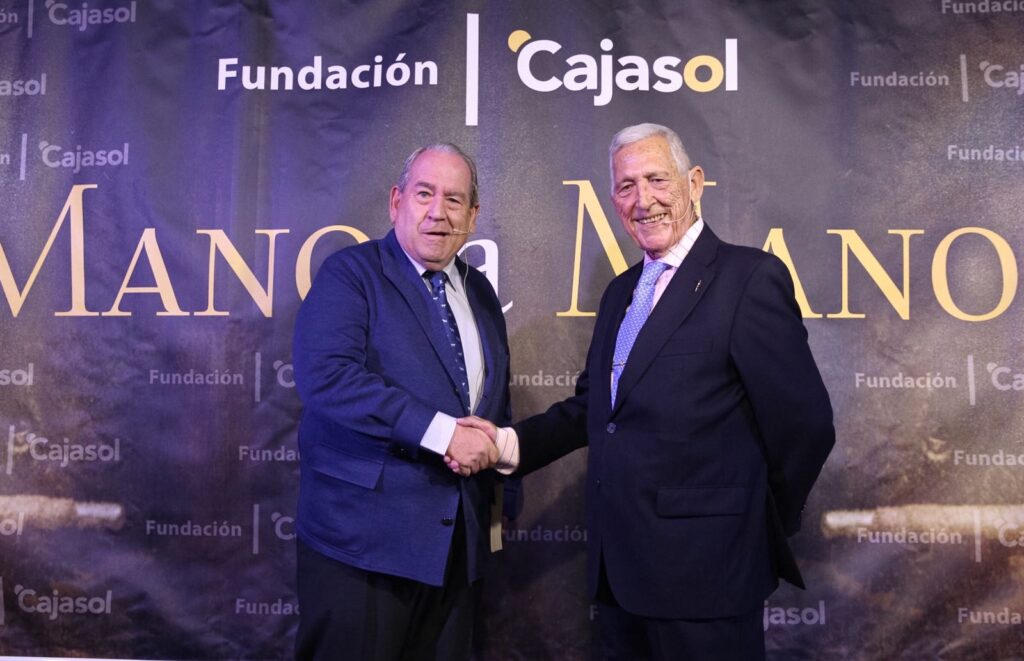 Paco Camino y Carlos Abella cierran los ‘Mano a Mano’ de la Fundación Cajasol en 2016 en un encuentro ‘histórico’