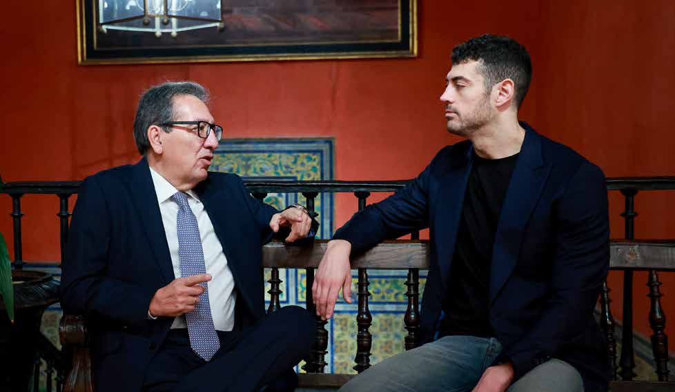 Antonio Pulido charla con José Abellán en la Fundación Cajasol