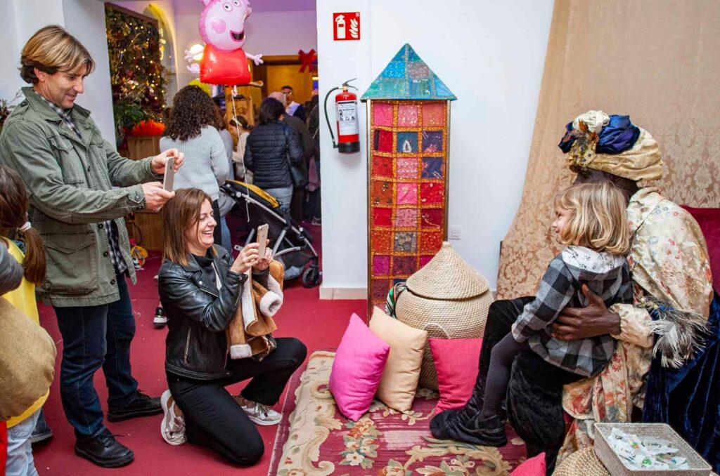 El Paje Real recibió las Cartas para los Reyes Magos en la Fundación Cajasol