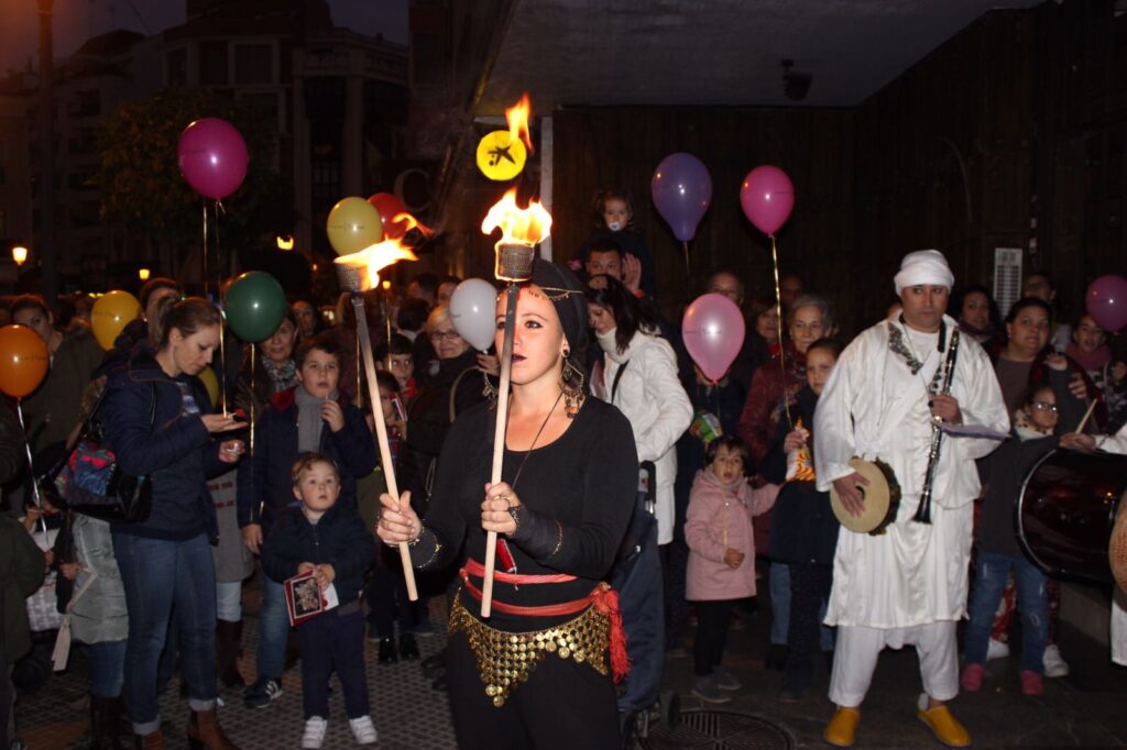 Un pasacalles con música, baile y malabares anuncian la programación navideña de la Fundación Cajasol en Huelva