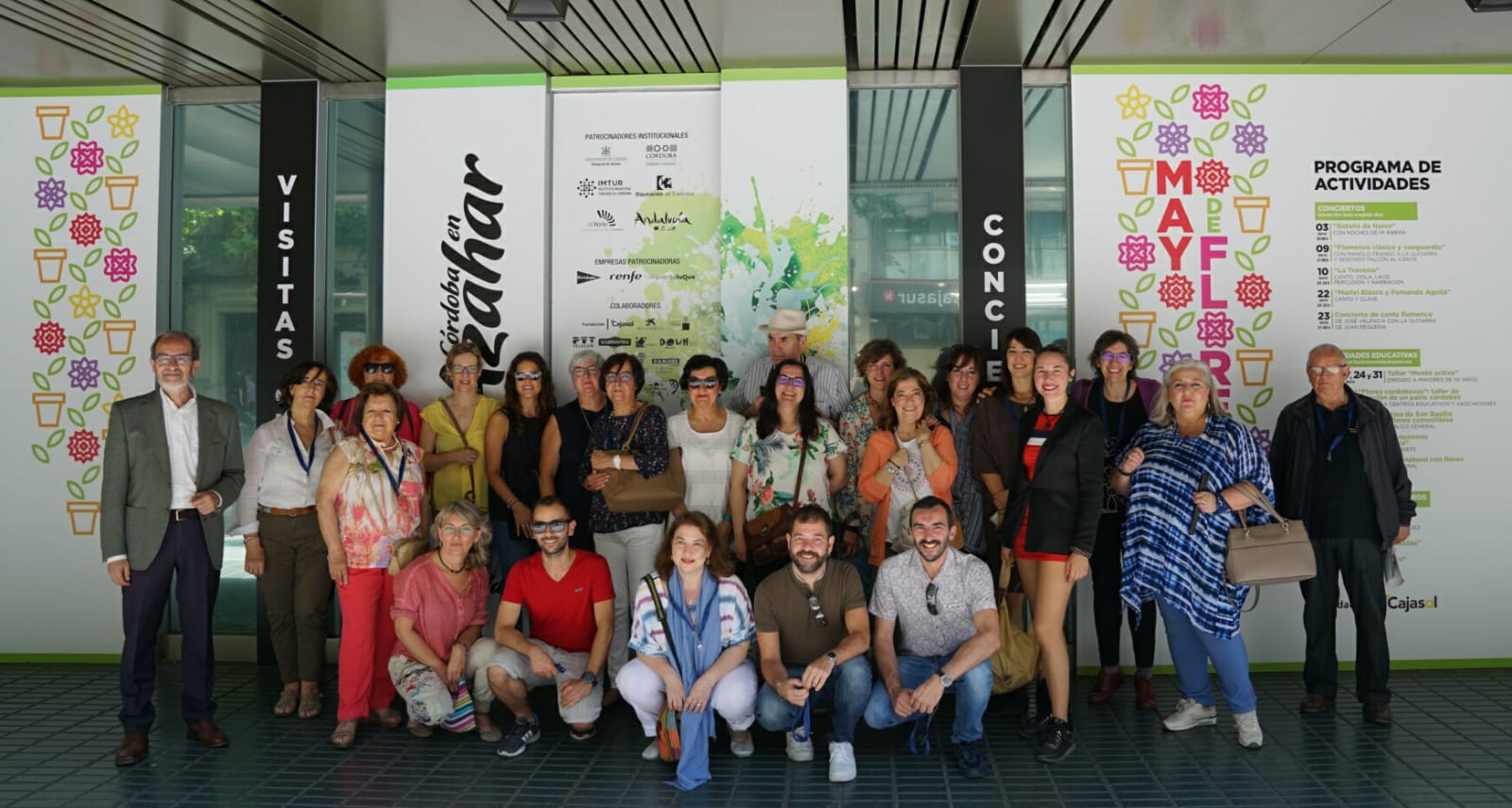 Grupo que ha participado en el primero taller 'Patios y flores' de la Fundación Cajasol en Córdoba