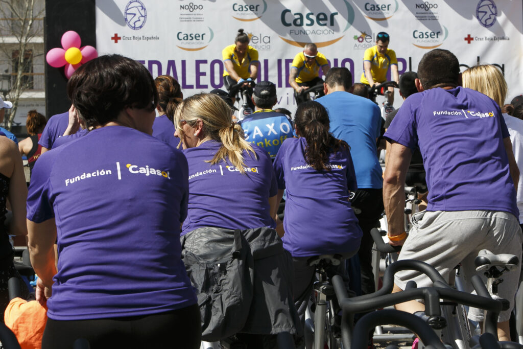 El 'Pedaleo solidario por la ELA', un éxito organizativo y de participación en la Plaza Nueva de Sevilla