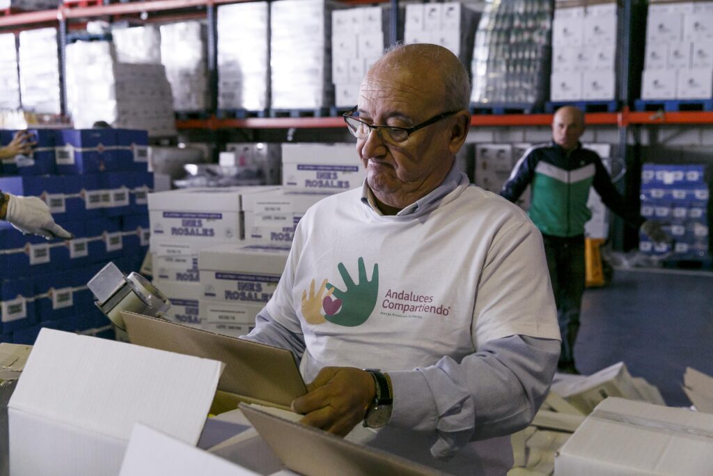 La Fundación Cajasol entrega 2.000 cajas de alimentos a familias onubenses con escasos recursos