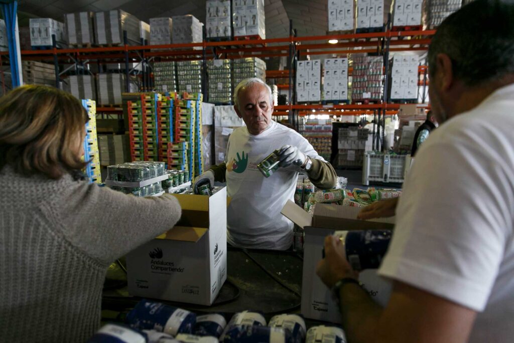 La Fundación Cajasol reparte 2.000 cajas de alimentos entre 22 organizaciones sociales en Huelva