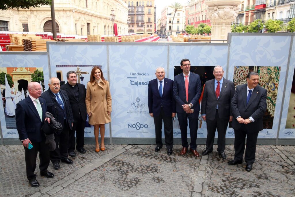 La Fundación Cajasol cubre con fotografías vineladas los paneles de la Carrera Oficial en Sevilla