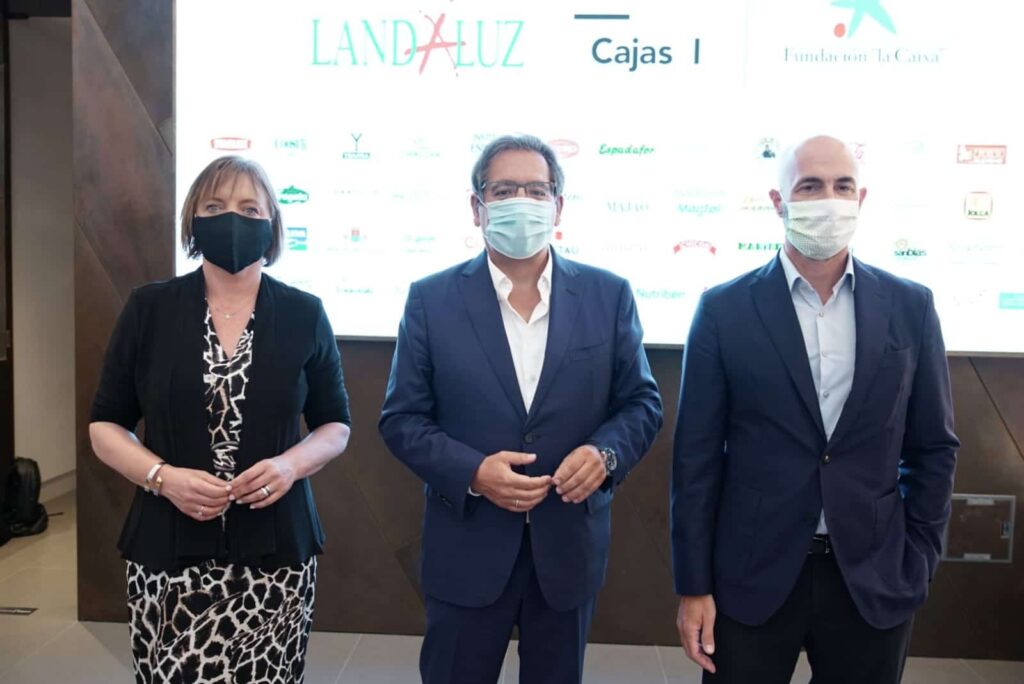La directora territorial de CaixaBank en Andalucía Occidental y Extremadura, María Jesús Catalá, el presidente de la Fundación Cajasol, Antonio Pulido, y el presidente de LANDALUZ, Álvaro Guillén