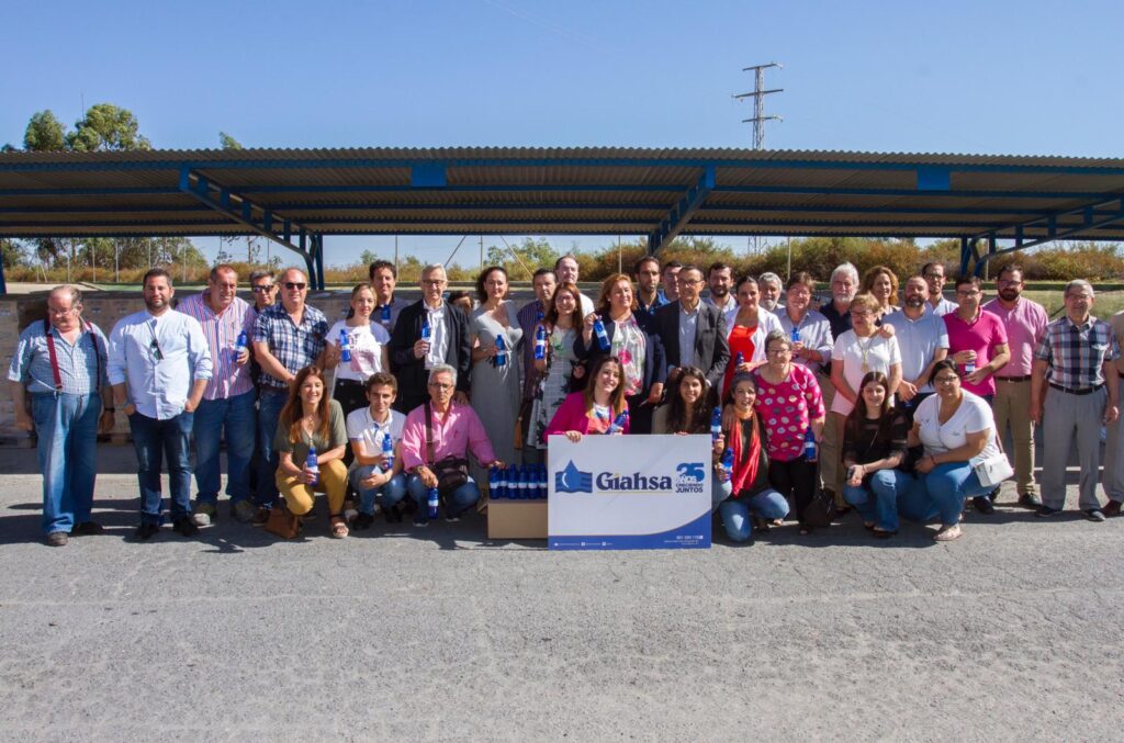 Entrega de 35.000 botellas de agua para las hermandades del Rocío de Huelva