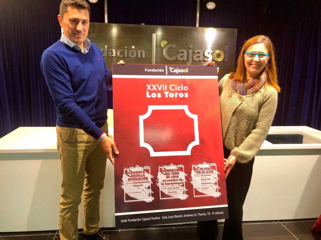 La delegada de la Fundación Cajasol en Huelva, Matilde Valdivia, y Manuel Jesús Montes, coordinador del ciclo, han presentado la XXVII edición del ‘Ciclo Los Toros’