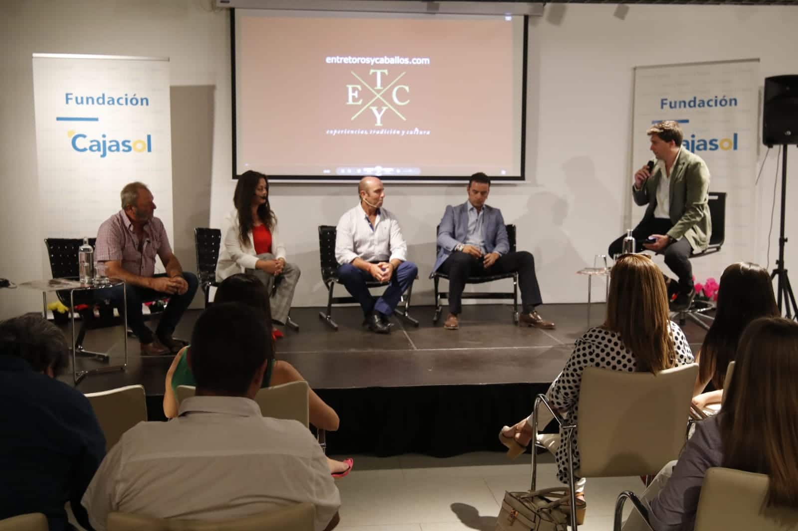 Presentación del espectáculo ecuestre 'Entre toros y caballos' en Córdoba