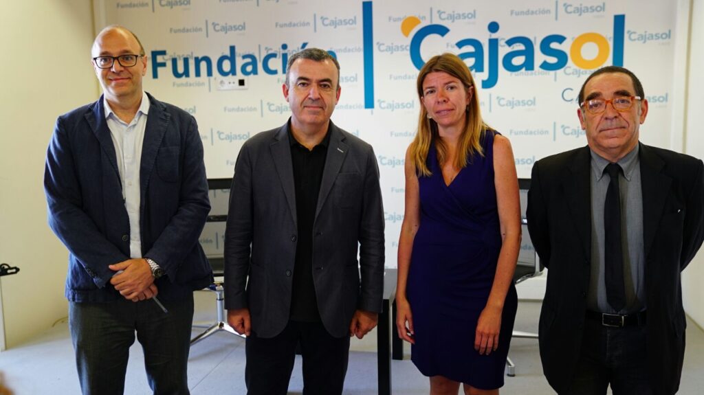 La delegada de la Fundación Cajasol en Cádiz, María del Mar Díez, junto a Lorenzo Silva