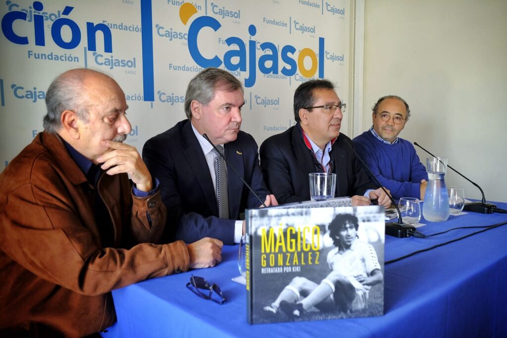 Presentación del libro ‘Mágico González, retratado por Kiki’ en la Fundación Cajasol
