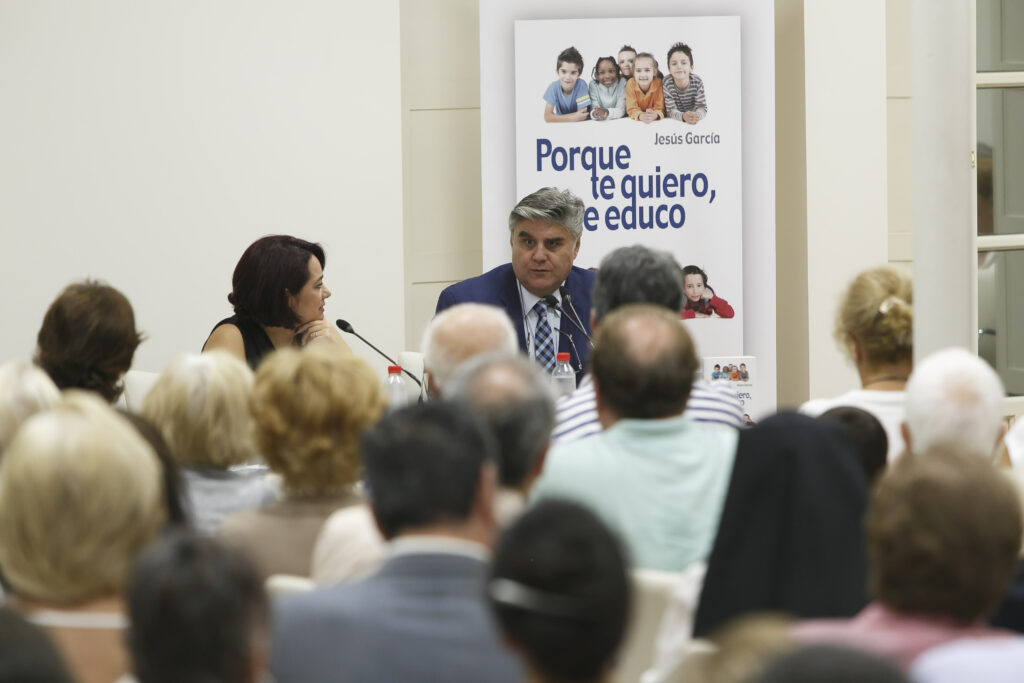 Presentación del libro ‘Porque te quiero, te educo’, de Jesús García, en la Fundación Cajasol