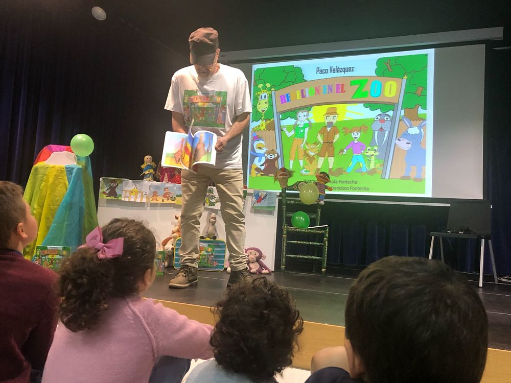 Paco Fernández, presentando el libro 'Rebelión en el zoo' desde la Fundación Cajasol en Huelva