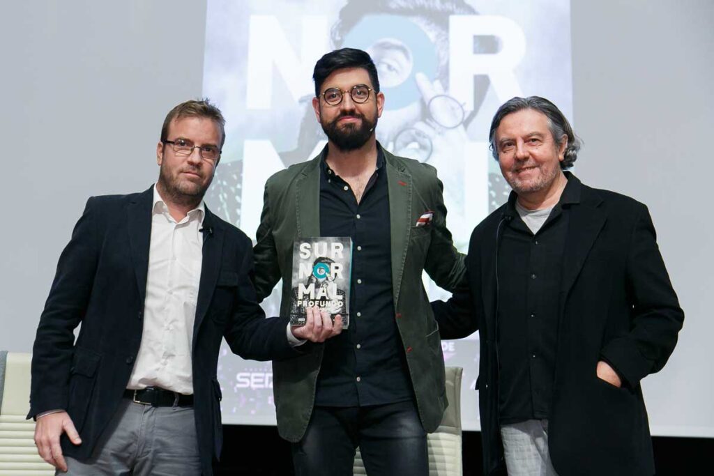 Manu Sánchez presenta su último libro, ‘Surnormal profundo’, en la Fundación Cajasol