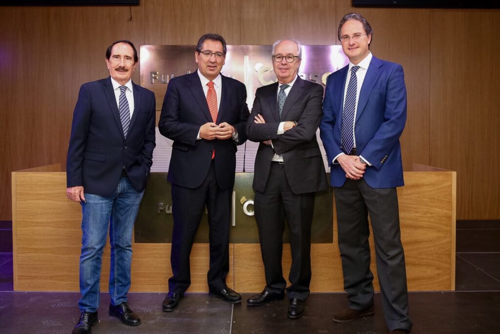 Presentación de ‘Paraísos del Toro’, de José Luis Benlloch, en la Fundación Cajasol