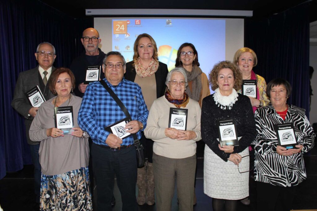 Los mayores del taller de Escritura Creativa de la Fundación Cajasol en Huelva presentan el libro 'Perspectivas'