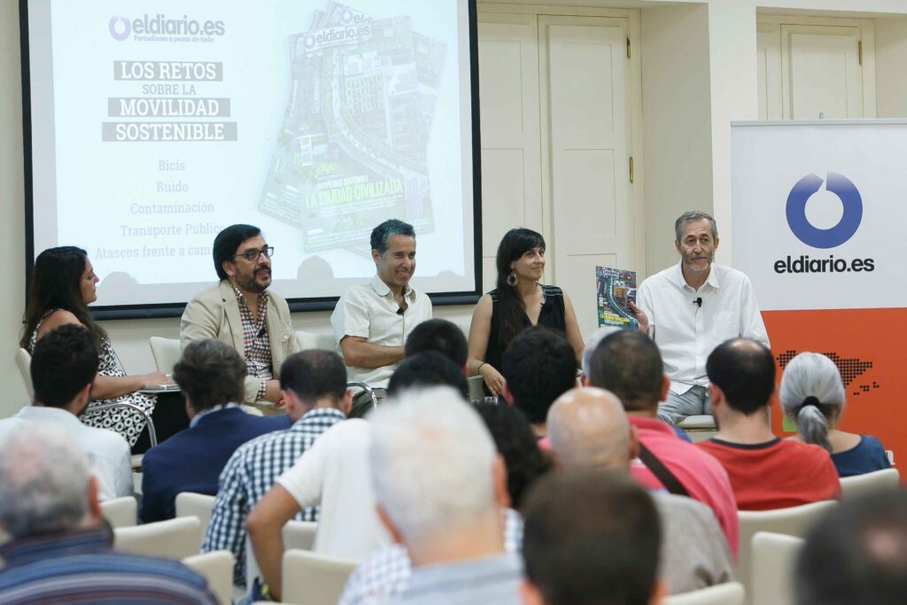 Los retos sobre la movilidad sostenible, a debate en la Fundación Cajasol de la mano de la revista ‘La ciudad civilizada’
