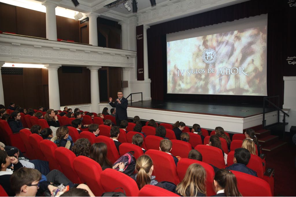 El Teatro de la Fundación Cajasol, repleto en una de las sesiones preparadas para que los escolares visionaran el documental 'IV siglos de Amor'