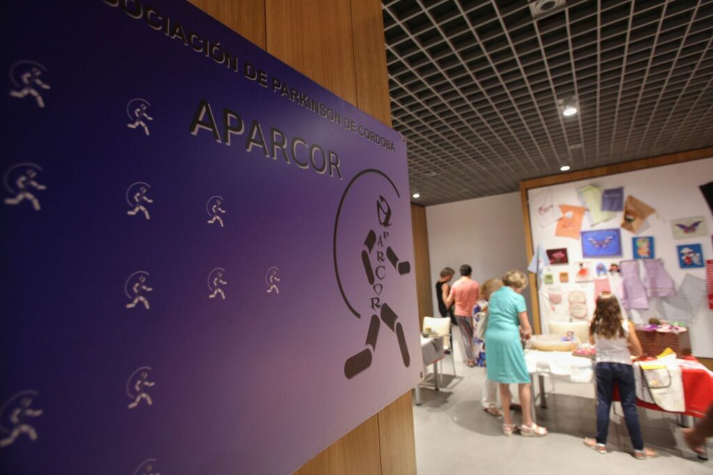 Auténticas joyas de artesanía en ‘El Rastrillo’ de la Asociación de Párkinson de Córdoba en la Fundación Cajasol